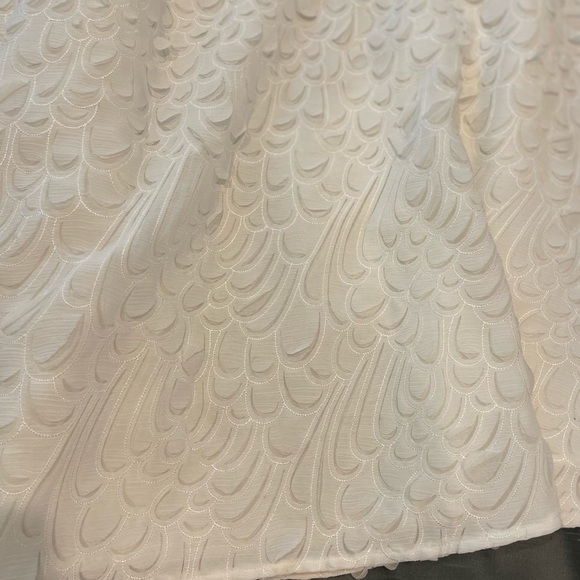 Gorgeous white skirt (on right) - Picture 5 of 8